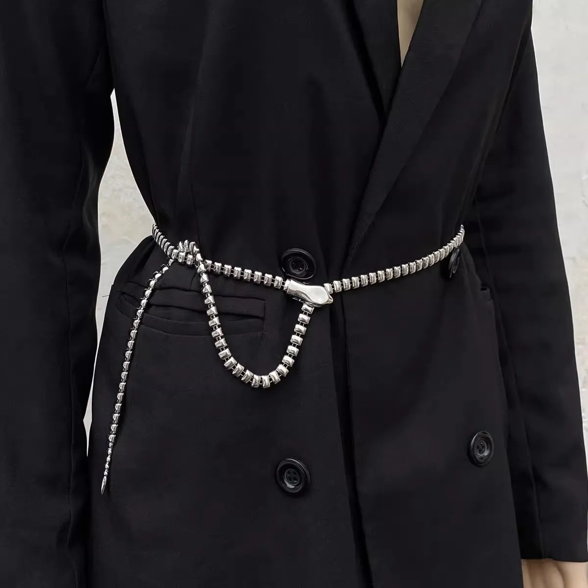 S91953c74906b419d94efe9b26d2702a4I.webp Schlangen-Gürtel – Edgy Metall-Gürtel mit Schlangen-Buckle – Bild 1